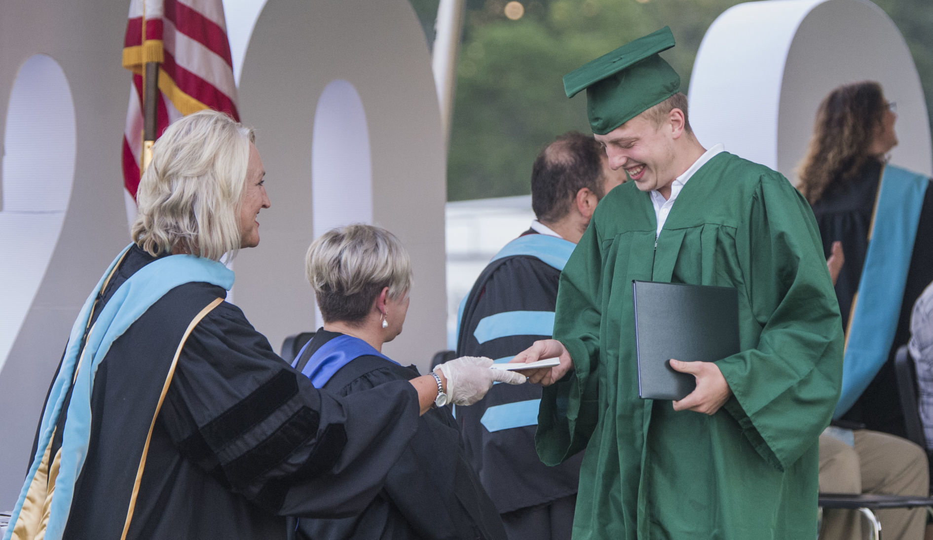 Photo: emx_20200625_nct_news_graduation_p16